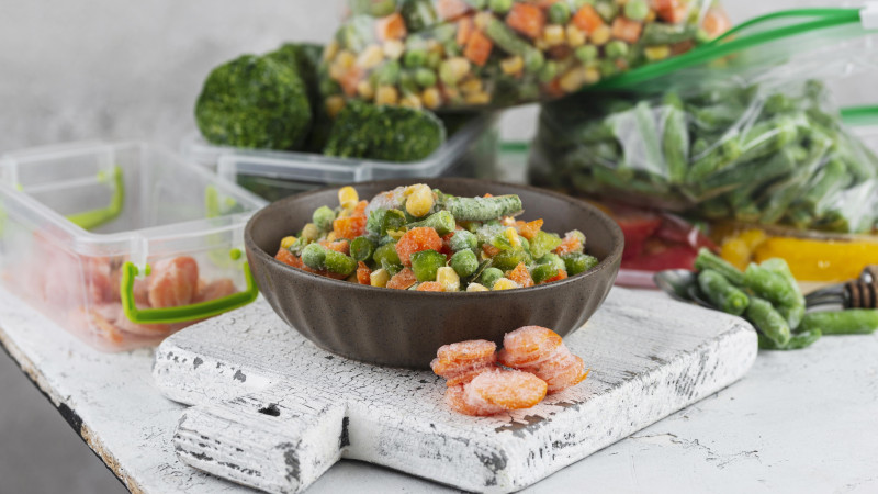 Arrangement des aliments surgelés sur la table