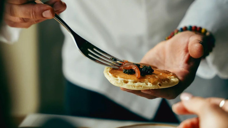 chef, gastronomie, gourmet, crêpe, blinis, caviar, fruit de mer, apéritif, placage, culinaire, la gastronomie, le restaurant, luxe, cuisine, main, fourchette, fermer, présentation, goûter, délicieux, aliments, professionnel, haut de gamme, artisan, repas