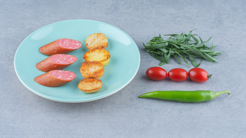 Concept de collation. Salami et pomme de terre frite.
