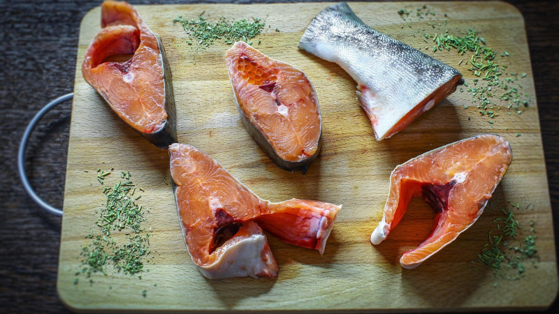 aliments, fish, rouge, pink salmon, nature, wooden board, chopping, cook, spices, steaks, chunks, bois, on the table, five, brun, vert, le noir
