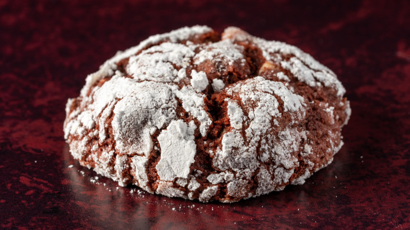 Gros plan d'un délicieux gâteau au chocolat saupoudré de sucre glace.