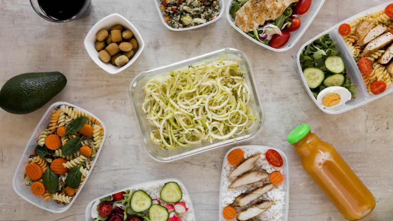 Repas sain dans un assortiment de conteneurs