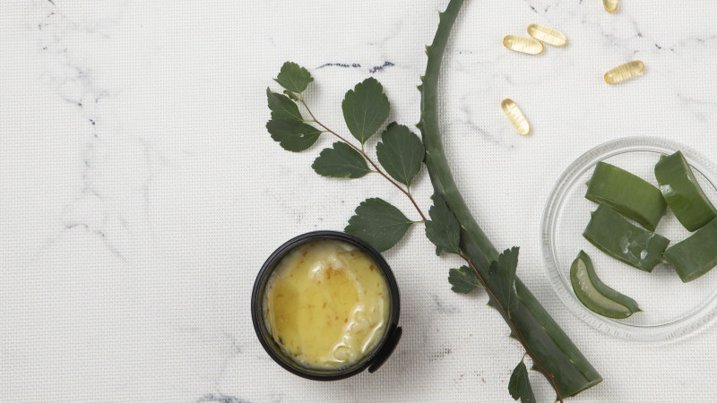 Produits de soins du corps plat et plantes mise en page sur la vue de dessus de fond en marbre