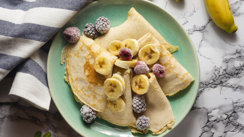 Crêpes plates avec mélange de fruits