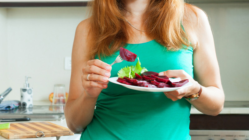 femme mange