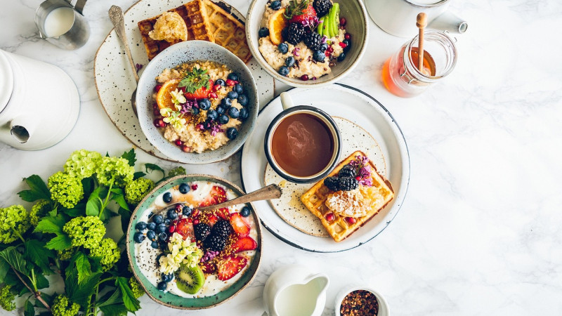 aliments, petit déjeuner, table, en bonne santé, vert, le lait, mon chéri, gaufres, des fruits, baies, fraises, myrtilles, aliments, aliments, table, table, table, table, table