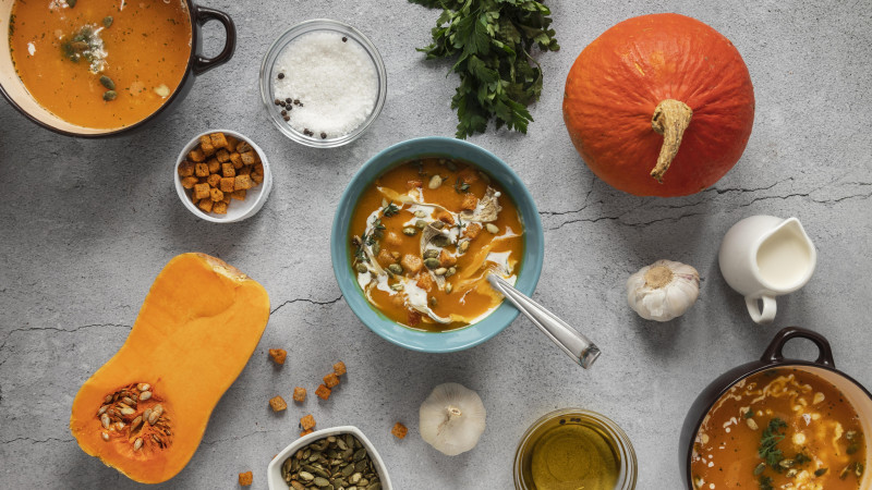 Vue de dessus des ingrédients alimentaires avec des légumes et un bol de soupe