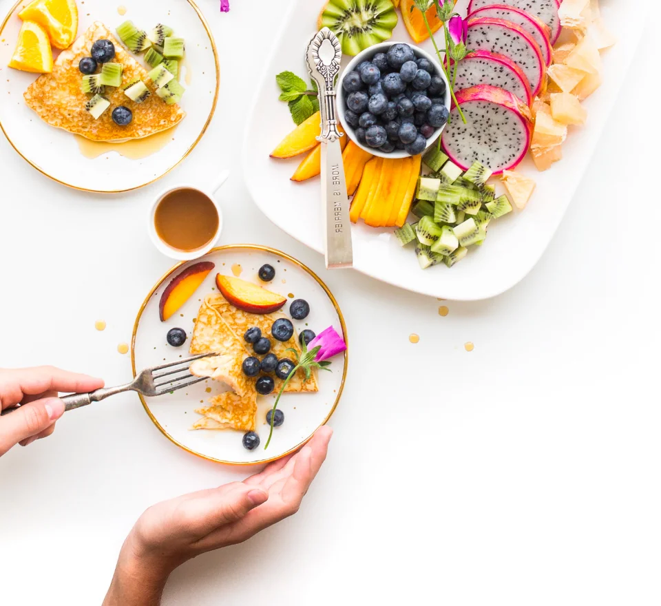 Assiettes équilibrées composées de légumes, de fruits et de féculents