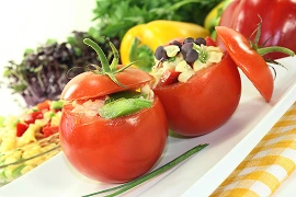 Tomate farcie à la salade de lentilles
