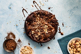 Bowl cake sans gluten au cacao et noisettes